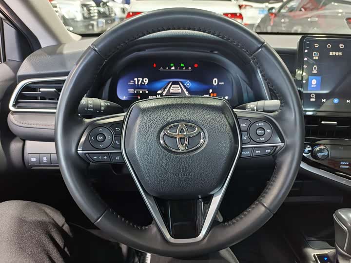 Фото 10 - Toyota Camry