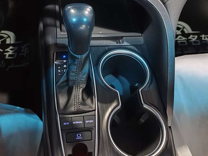 Фото 13 - Toyota Camry