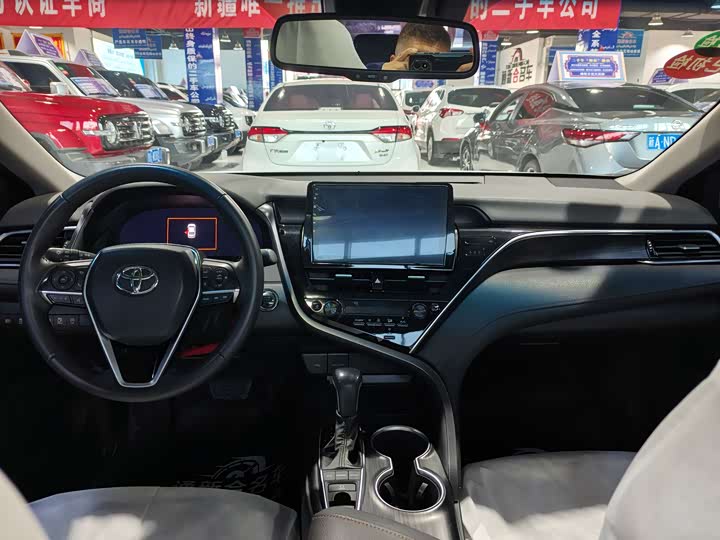 Фото 5 - Toyota Camry