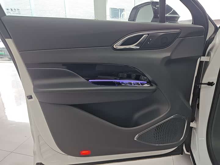 Фото 13 - Hongqi HS3 Hybrid