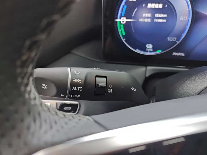 Фото 19 - Hongqi HS3 Hybrid