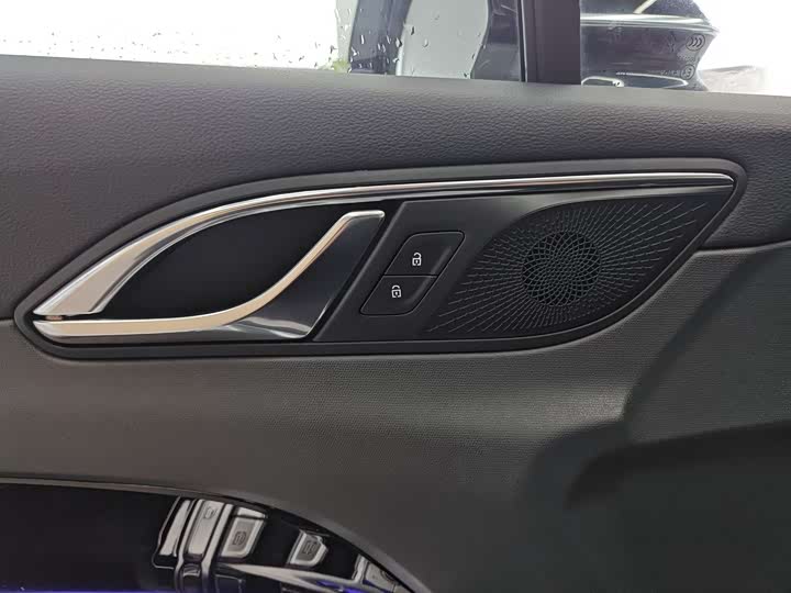 Фото 21 - Hongqi HS3 Hybrid