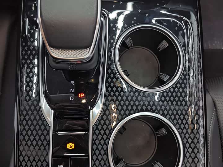 Фото 24 - Hongqi HS3 Hybrid