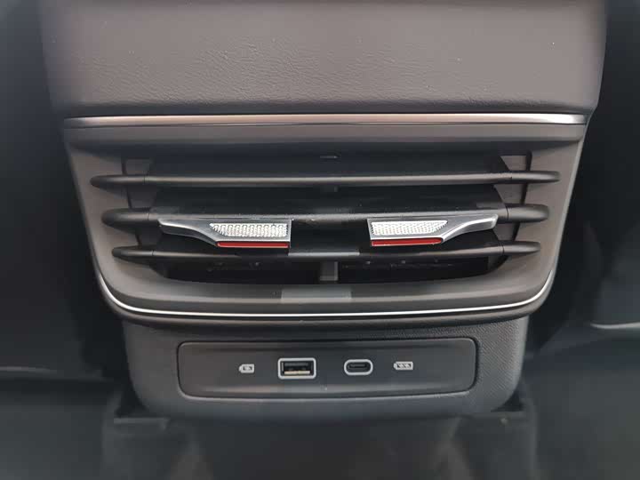 Фото 27 - Hongqi HS3 Hybrid