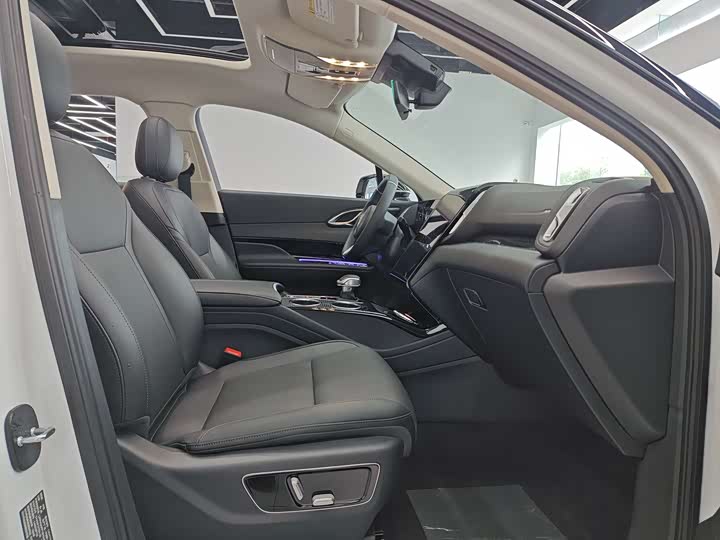 Фото 8 - Hongqi HS3 Hybrid