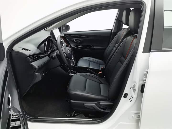 Фото 10 - Toyota Yaris L Hatchback