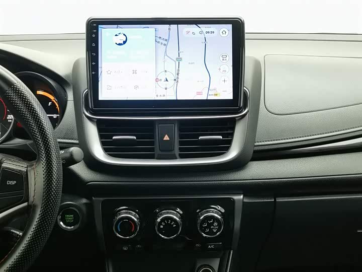 Фото 12 - Toyota Yaris L Hatchback