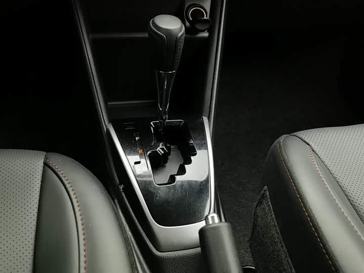 Фото 13 - Toyota Yaris L Hatchback