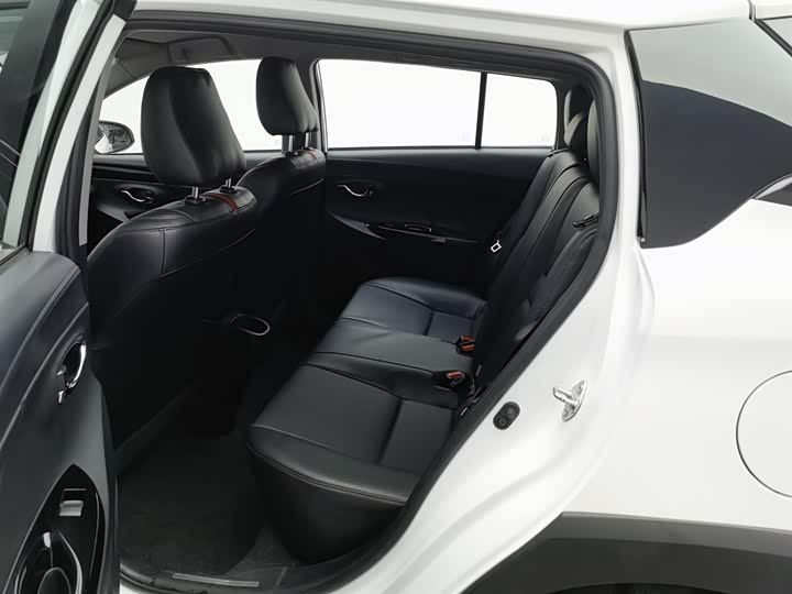 Фото 15 - Toyota Yaris L Hatchback