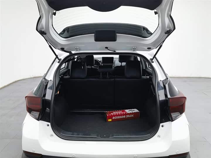 Фото 16 - Toyota Yaris L Hatchback