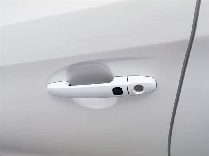 Фото 18 - Toyota Yaris L Hatchback