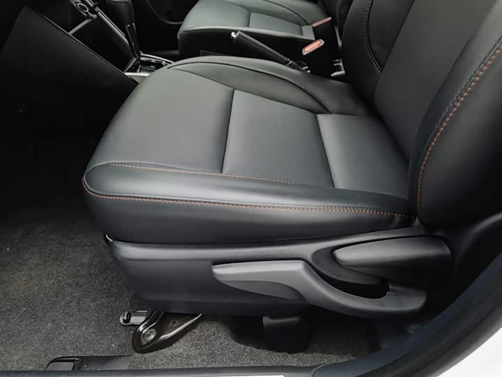 Фото 20 - Toyota Yaris L Hatchback