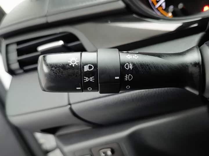 Фото 21 - Toyota Yaris L Hatchback