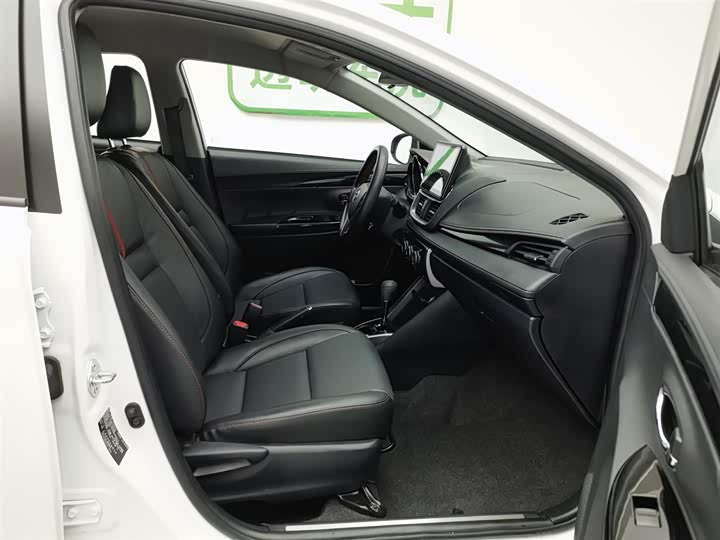 Фото 23 - Toyota Yaris L Hatchback