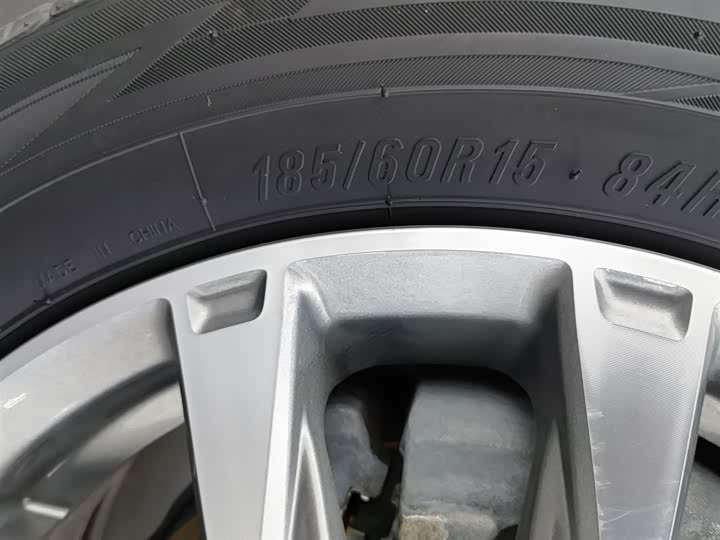 Фото 24 - Toyota Yaris L Hatchback