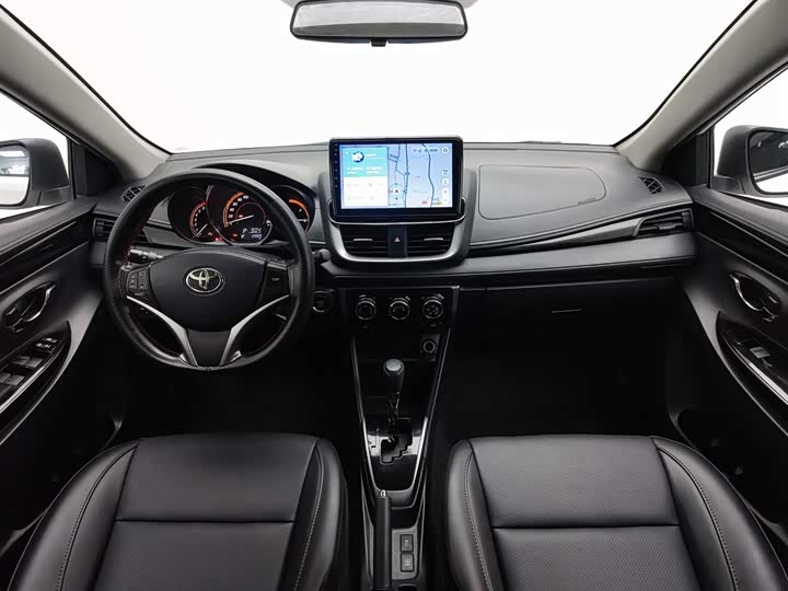 Фото 5 - Toyota Yaris L Hatchback