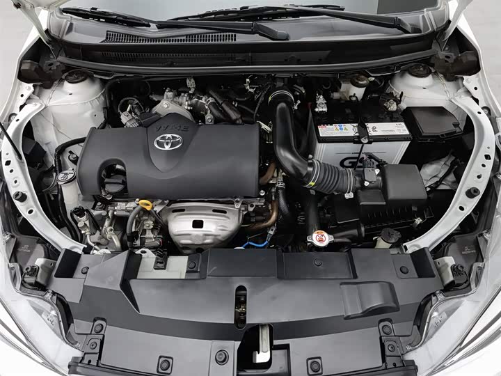 Фото 6 - Toyota Yaris L Hatchback