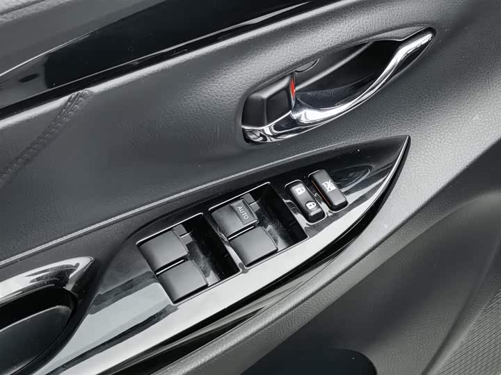 Фото 9 - Toyota Yaris L Hatchback