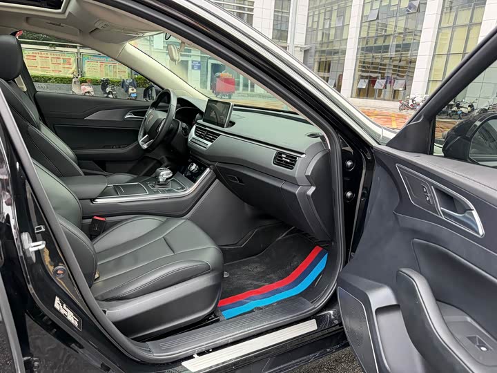 Фото 16 - Hongqi H5