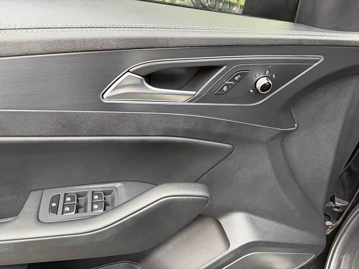 Фото 6 - Hongqi H5