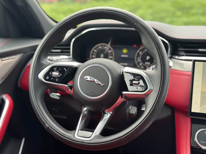 Фото 8 - Jaguar F-Pace