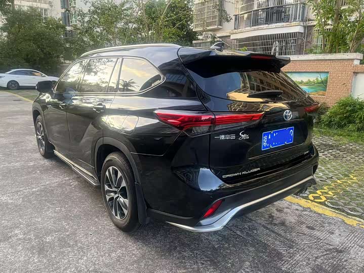 Фото 10 - Toyota Crown Kluger