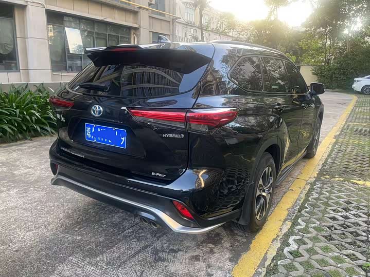 Фото 8 - Toyota Crown Kluger