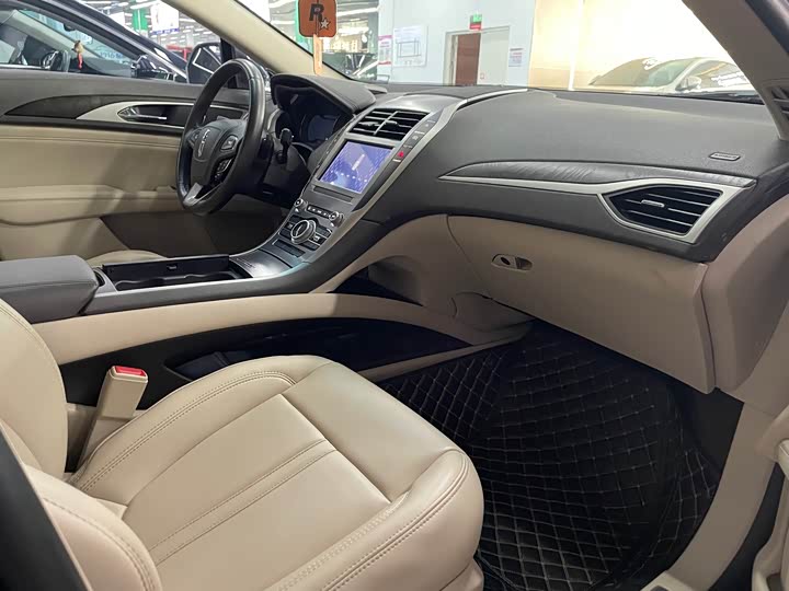 Фото 13 - Lincoln MKZ