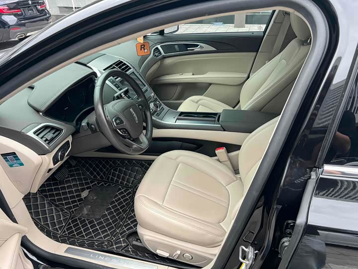 Фото 3 - Lincoln MKZ