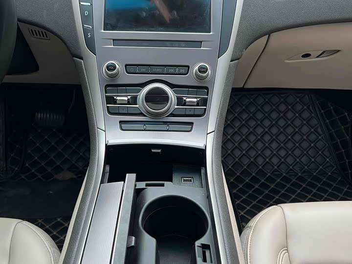 Фото 4 - Lincoln MKZ