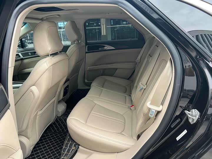 Фото 7 - Lincoln MKZ