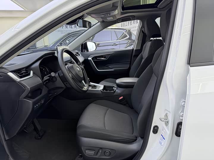 Фото 4 - Toyota RAV4