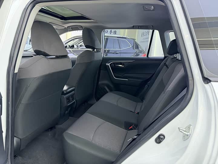 Фото 7 - Toyota RAV4