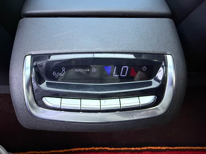 Фото 10 - Cadillac XT6