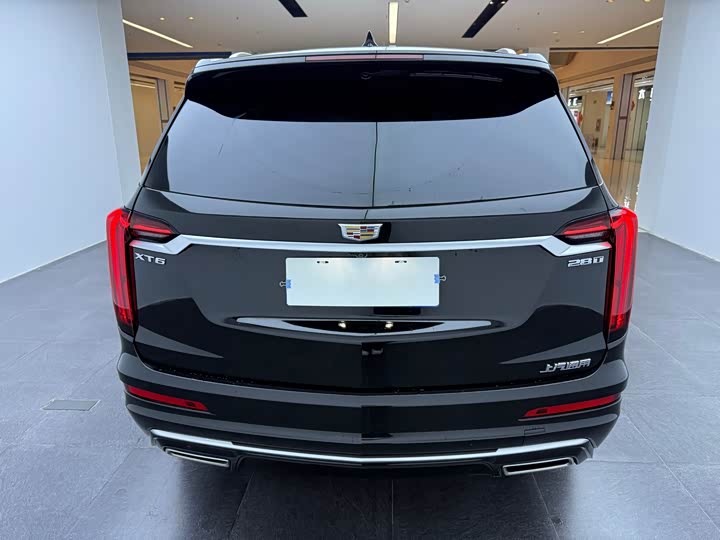 Фото 13 - Cadillac XT6