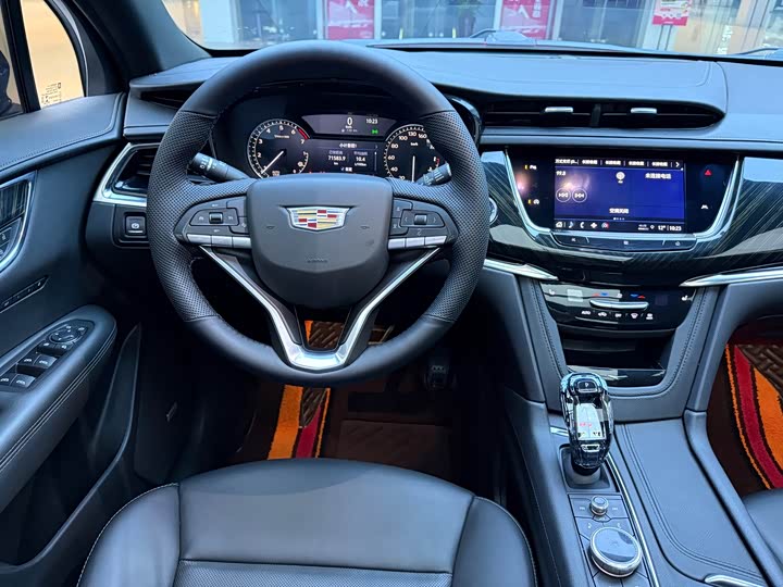 Фото 8 - Cadillac XT6