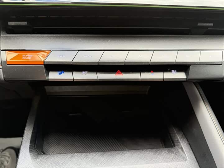 Фото 2 - Changan UNI-V