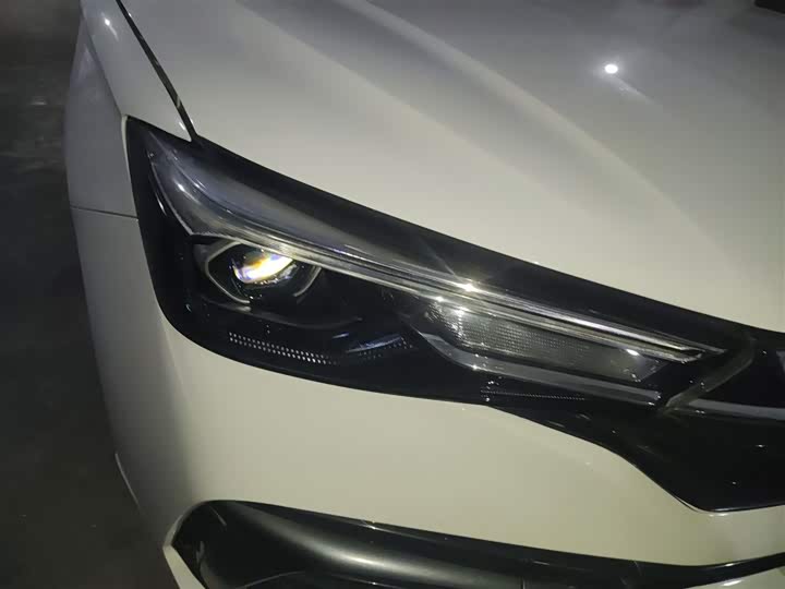 Фото 14 - Roewe i5