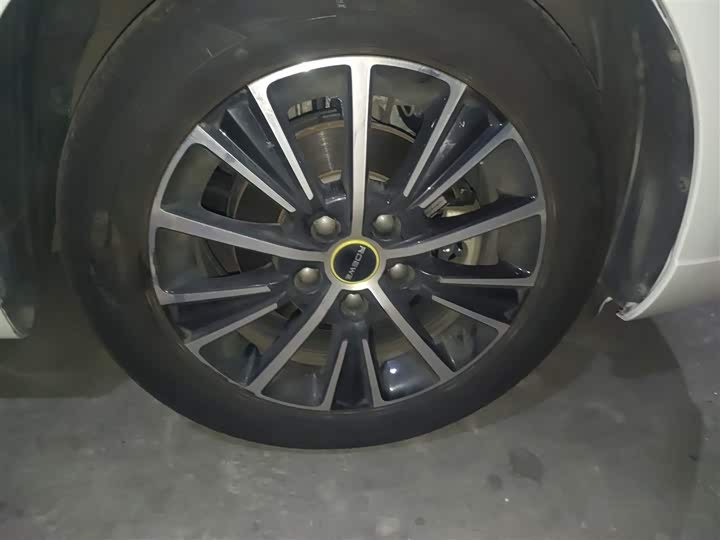 Фото 16 - Roewe i5