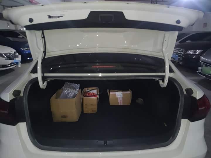 Фото 17 - Roewe i5