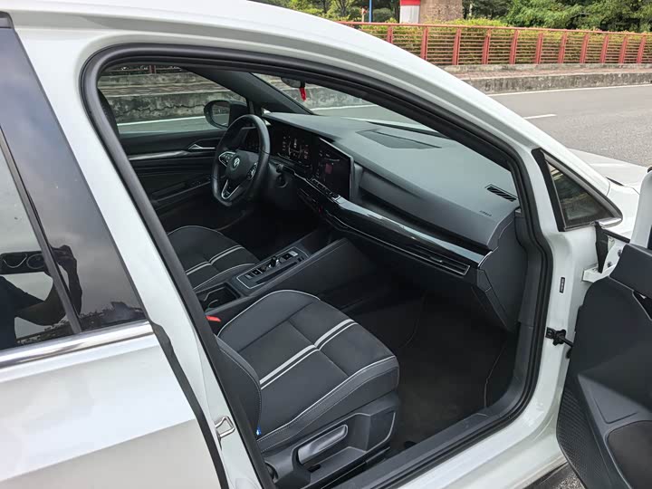 Фото 13 - Volkswagen Golf