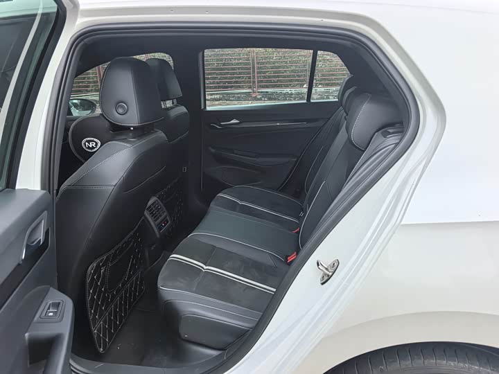 Фото 16 - Volkswagen Golf