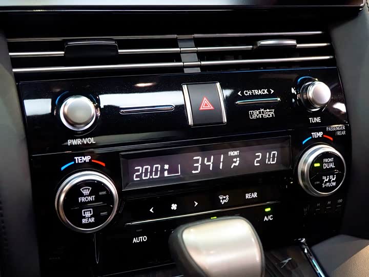 Фото 19 - Lexus LM