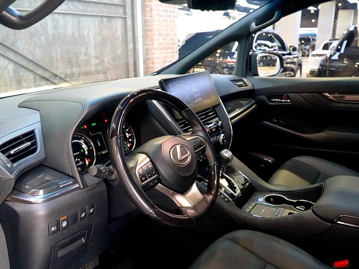 Фото 3 - Lexus LM