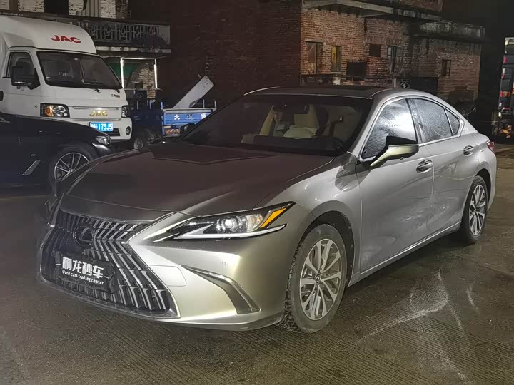 Фото 1 - Lexus ES