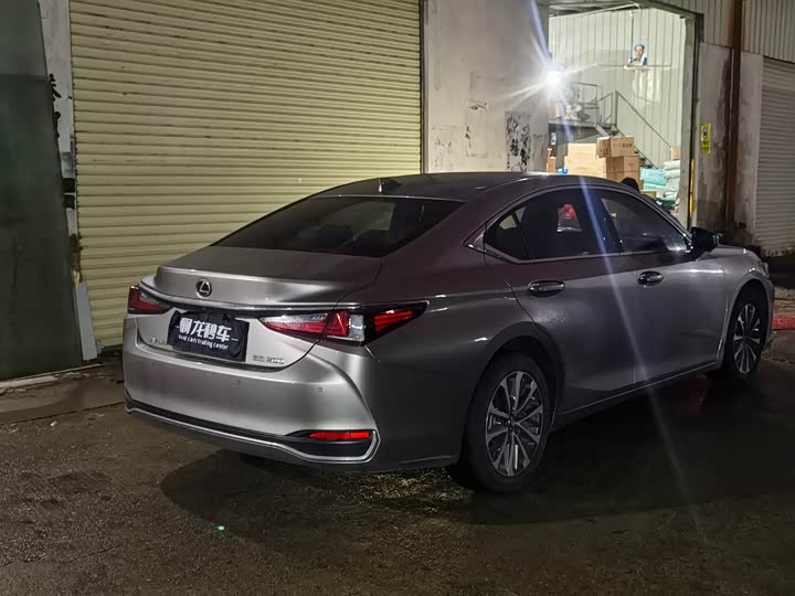 Фото 8 - Lexus ES