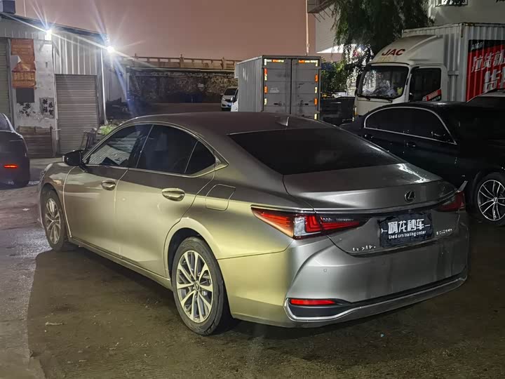 Фото 9 - Lexus ES