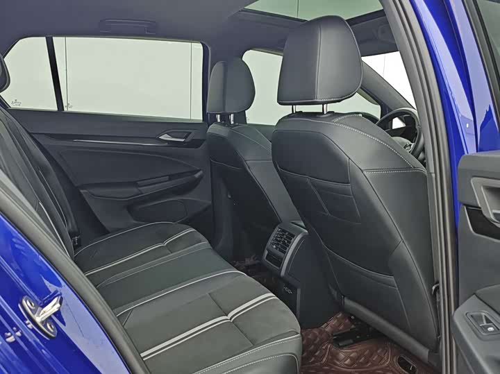 Фото 16 - Volkswagen Golf