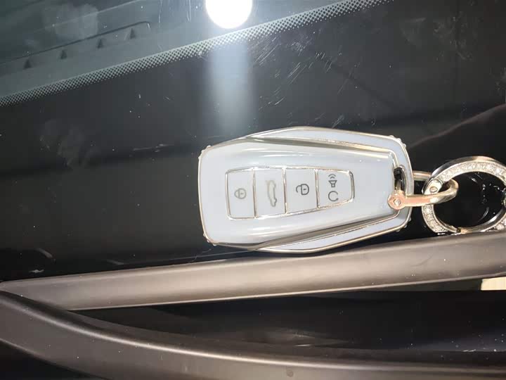 Фото 9 - Geely Geometry G6