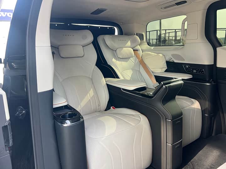 Фото 8 - Zeekr 009